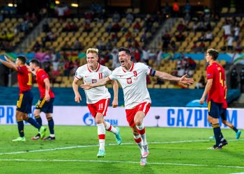 Lewandowski scores as Poland hold Spain
