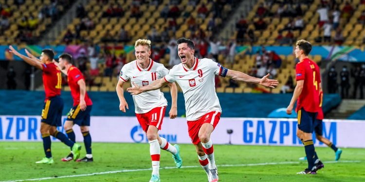 Lewandowski scores as Poland hold Spain