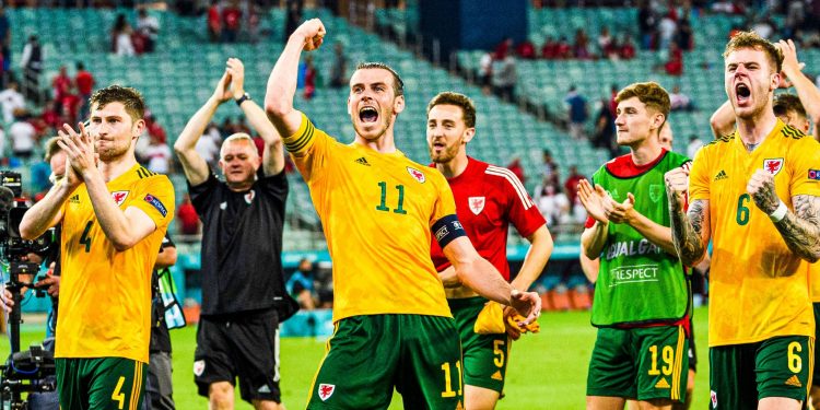 Wales qualify to last 16 despite losing to Italy