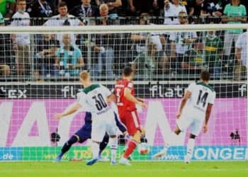 Lewandowski sets opening-day record as Bayern start with draw