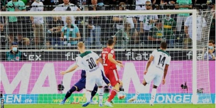 Lewandowski sets opening-day record as Bayern start with draw