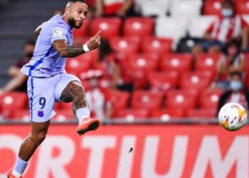 Depay equaliser sends Barca to top of La Liga table