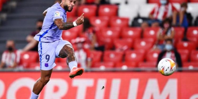 Depay equaliser sends Barca to top of La Liga table