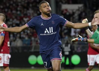 Mbappe scores magnificent header as PSG beat Brest