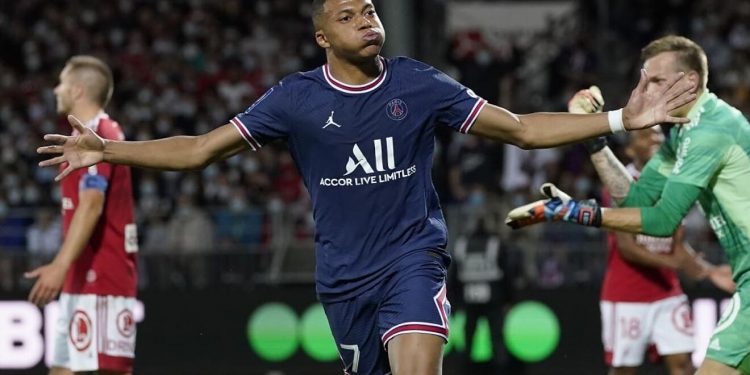 Mbappe scores magnificent header as PSG beat Brest