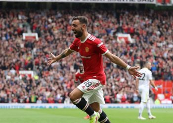 Bruno Fernandes hat-trick helps Man United thump Leeds