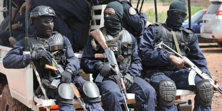 Mali: Police storm jail to free detained commander