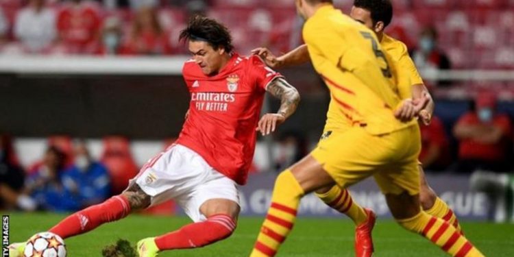 Benfica beat Barcelona to heap pressure on Koeman