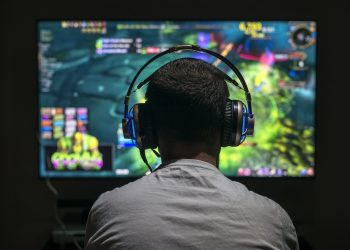 Why is the popularity of online gaming increasing?