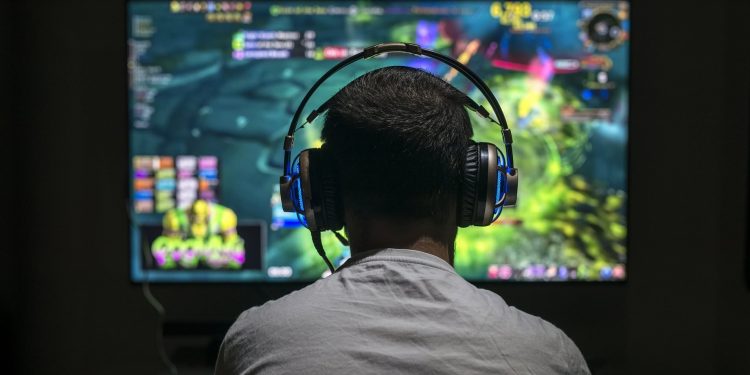 Why is the popularity of online gaming increasing?