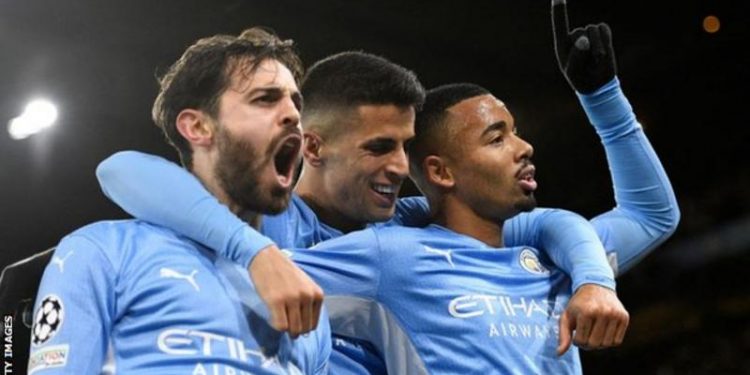 Manchester City beat PSG to seal top spot