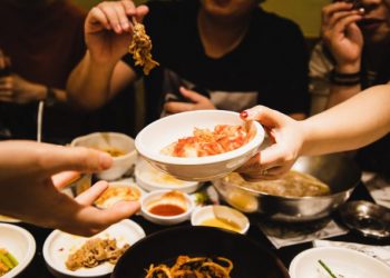 Woman takes 23 family members on blind date to test man’s generosity