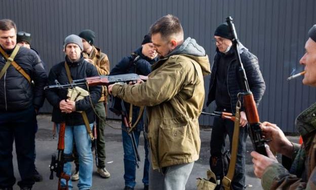 Kyiv residents given guns as Russian forces approach