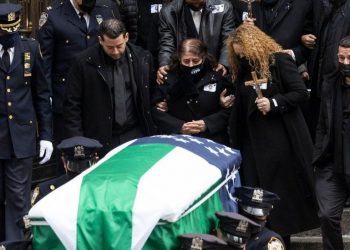 Number of US police officers murdered up by 59% – FBI