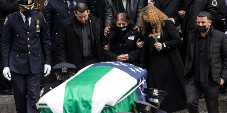 Number of US police officers murdered up by 59% – FBI