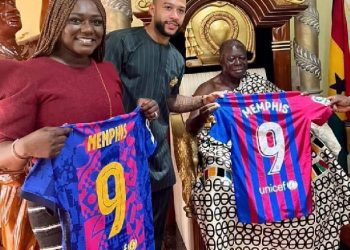 Memphis Depay visits Otumfuo Osei Tutu II