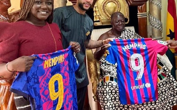 Memphis Depay visits Otumfuo Osei Tutu II