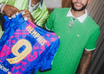 Memphis Depay chills with Nigerian musician Davido