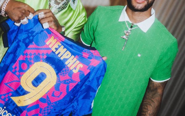 Memphis Depay chills with Nigerian musician Davido