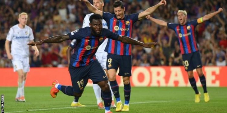 Lewandoski scores hit-trick as Barca beat Viktoria Plzen