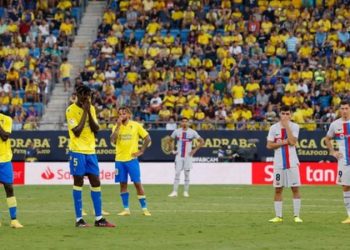 Barcelona’s win at Cadiz halted by fan medical emergency