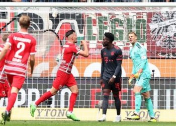 Bayern Munich suffer shock defeat as Dortmund go top of Bundesliga