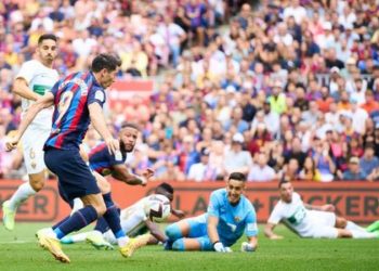 Lewandowski scores twice to send Barca to top of La Liga table