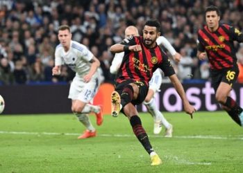 Ten-man Man City held to draw but reach last 16