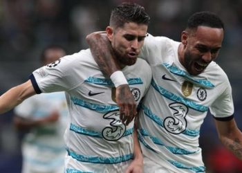 Chelsa see off AC Milan after Tomori red card