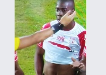 Santa Fe defender seen flashing his manhood to distract opponent during match