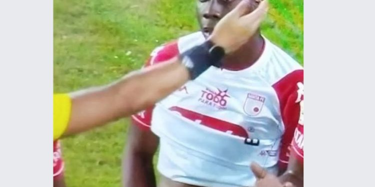 Santa Fe defender seen flashing his manhood to distract opponent during match