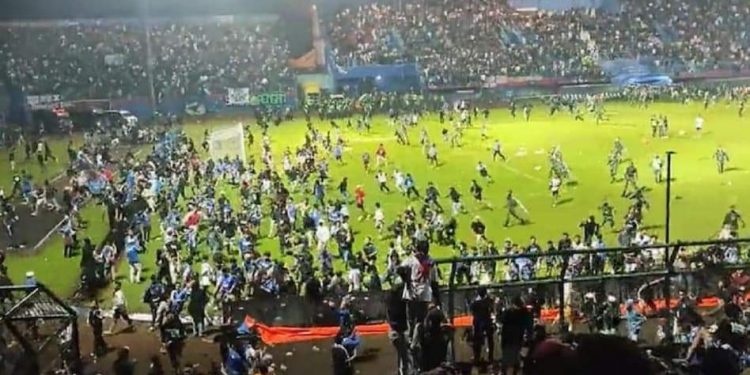 Indonesia: At least 125 dead in football stadium crush