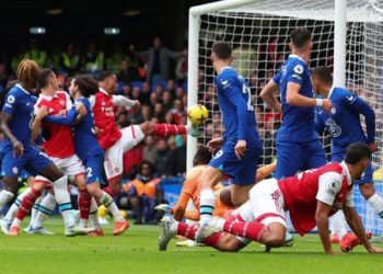 Arsenal beat Chelsea to return to top of league table