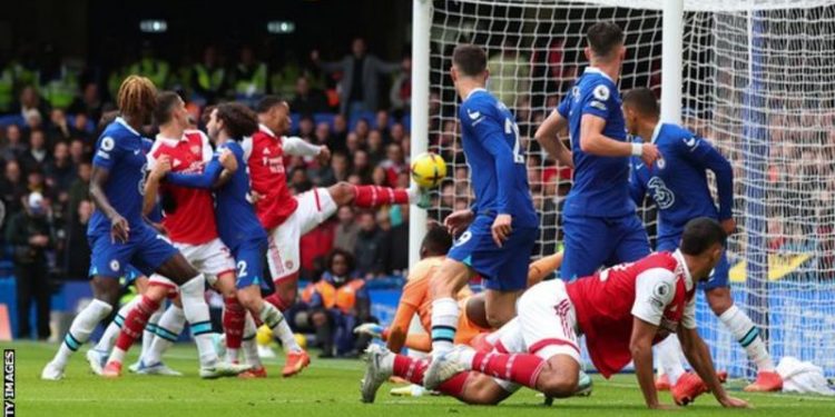 Arsenal beat Chelsea to return to top of league table