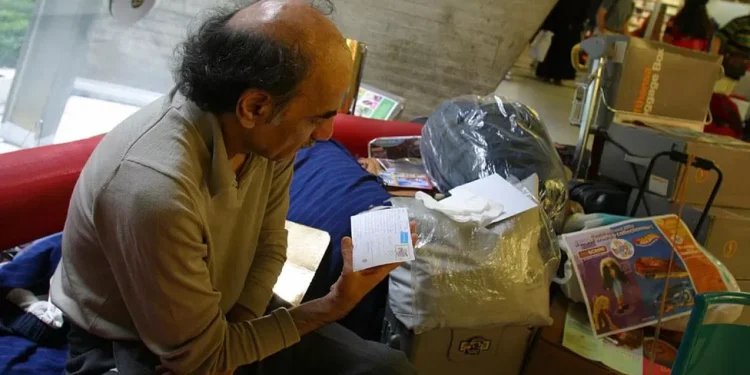 Iranian who made Paris airport home for 18 years dies