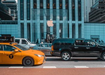 Man buys 300 iPhones from apple store, gets robbed minutes later