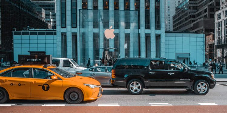Man buys 300 iPhones from apple store, gets robbed minutes later