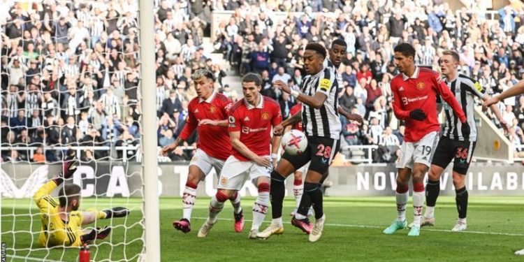 Newcastle beat Manchester United to climb to thrid