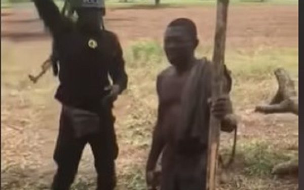 Watch policemen disarm man threatening to butcher them
