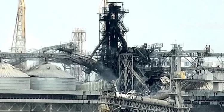 Ukraine war: Russia strikes Ukraine grain after ending sea deal