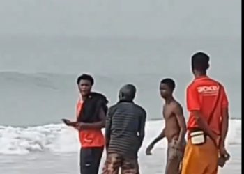 Video: Elderly man rescues drowning man from the sea