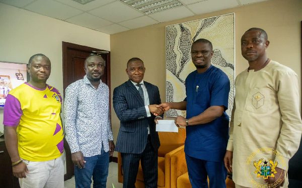 Nana Addo gives Medeama GH¢ 1 million