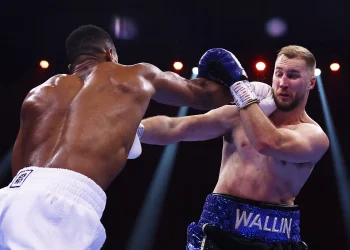 Joshua beats Wallin