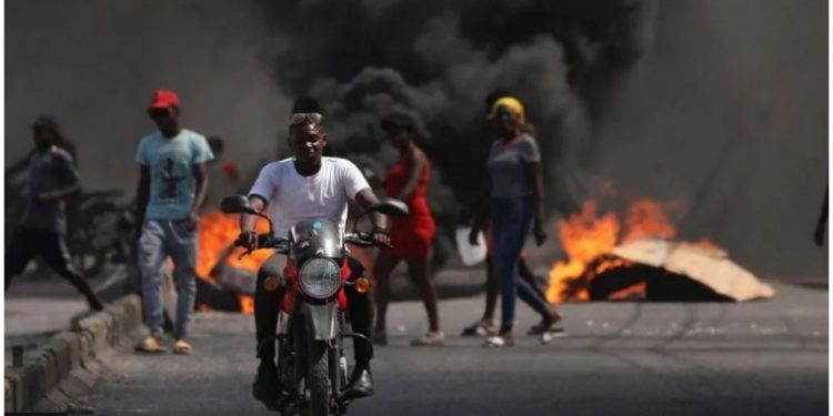 Haiti violence: Gangs free 4,000 inmates in mass jailbreak