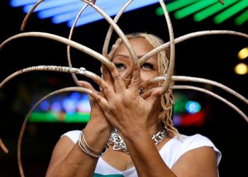 VIDEO: World’s longest fingernails record holder finally cut them off