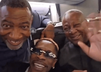 Video: Shatta Wale in a joyful mood with John Mahama, Dr. Lawrence Tetteh after apology