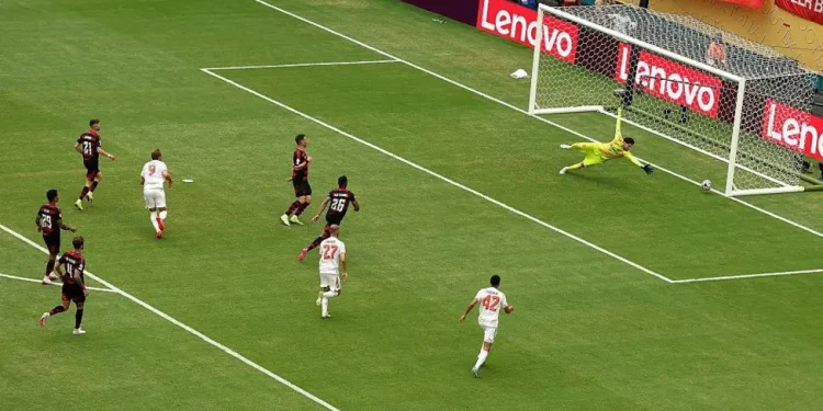 Kane scores twice as Bayern beat Flamengo